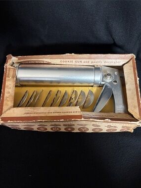 Wear-Ever Model 3365 aluminum cookie gun and pastry decorator kit original box